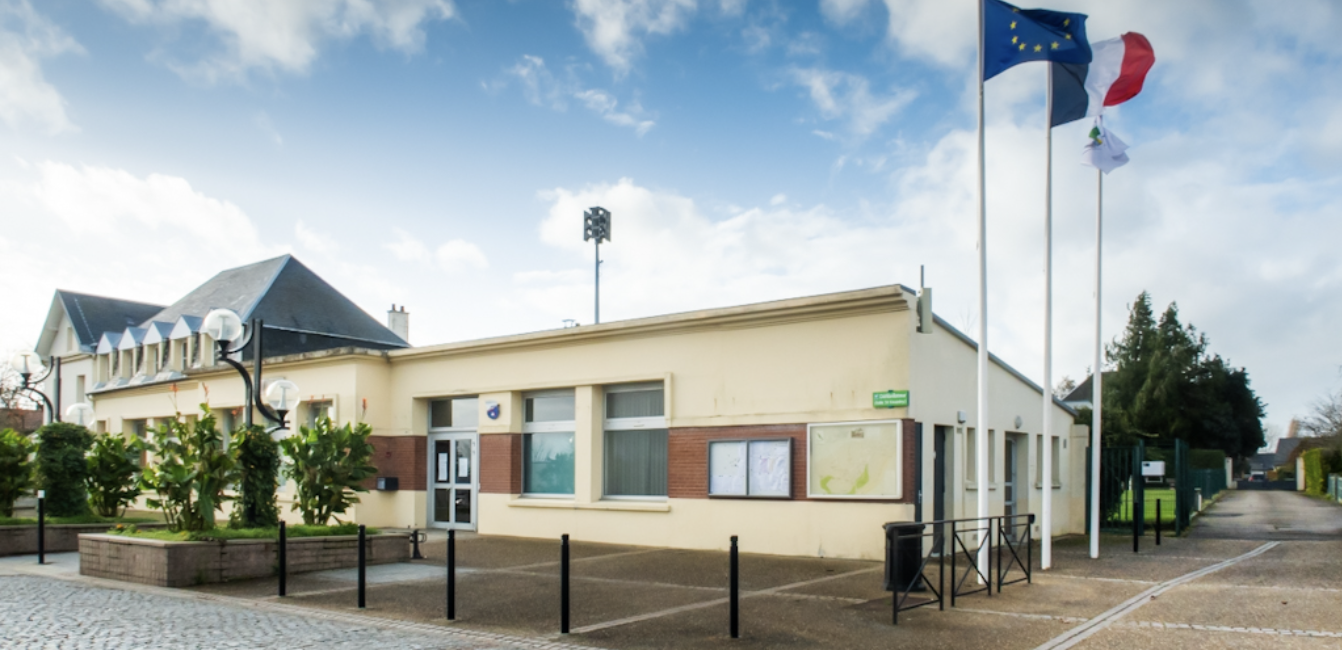 Façade de l'ancienne mairie de Rogerville avec drapeaux tricolores