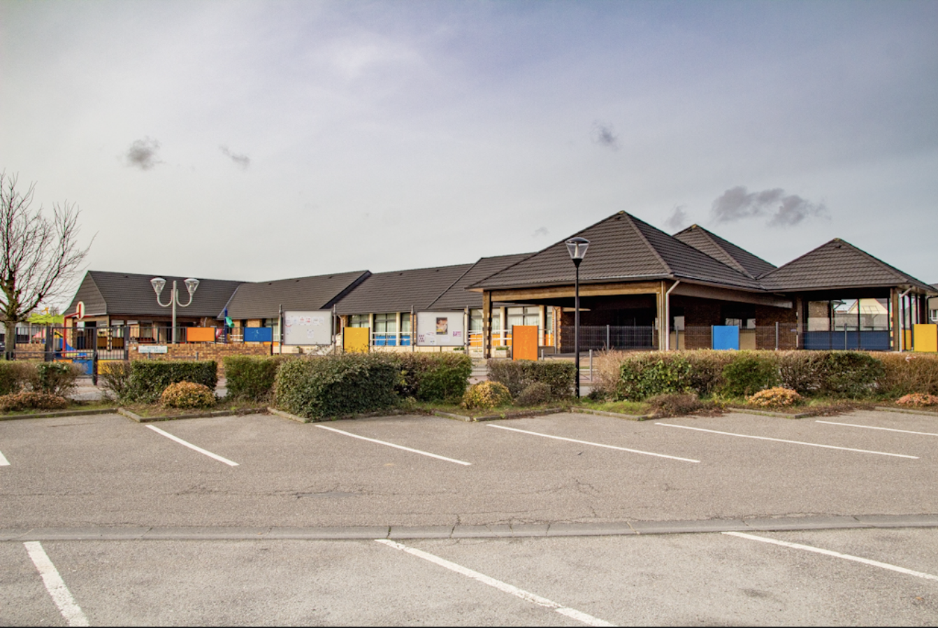 Vue de l'école Edgar Degas depuis le parking