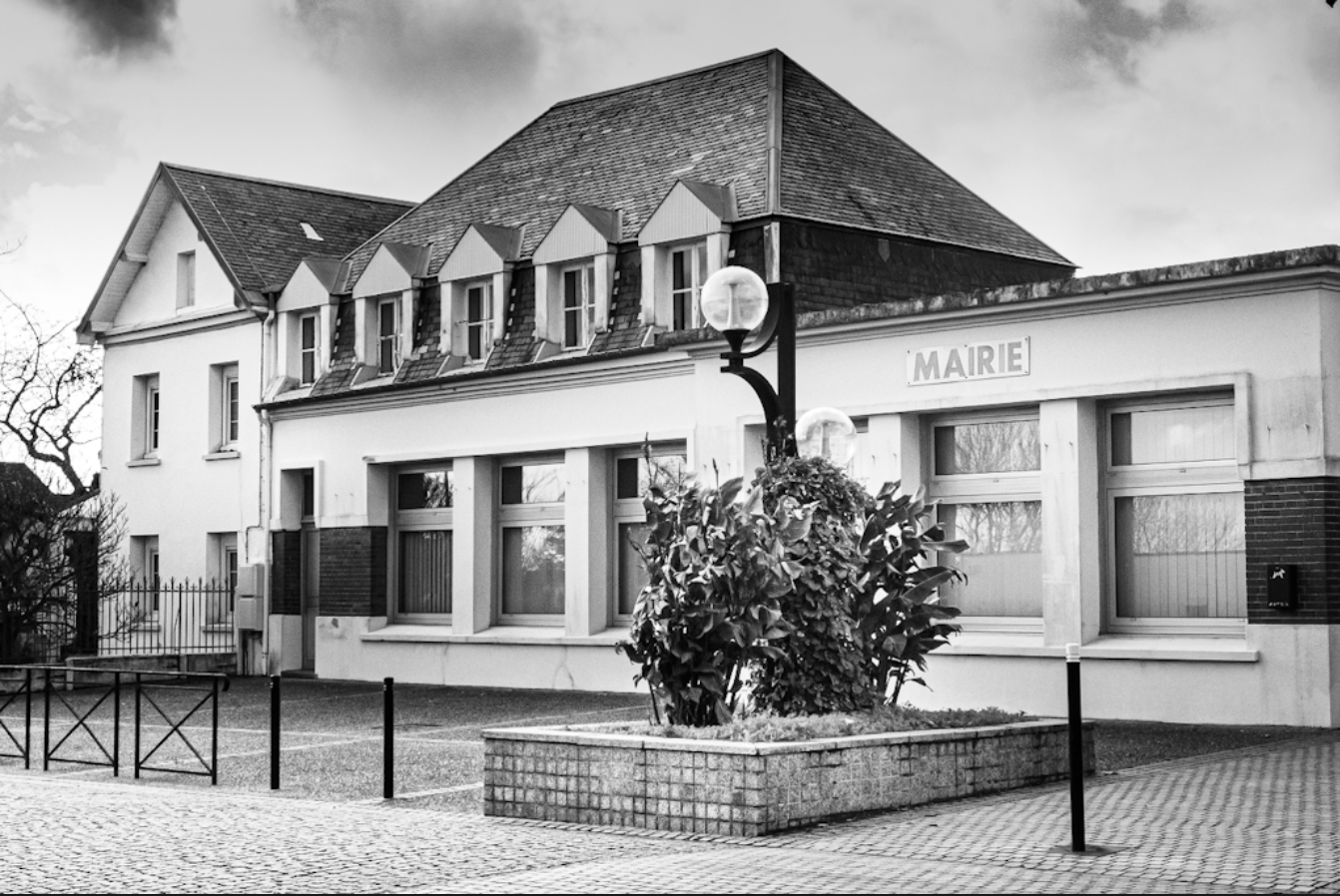 Façade de l'ancienne mairie de Rogerville en noir et blanc